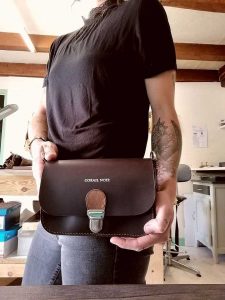 artisan d'art cuir cognac